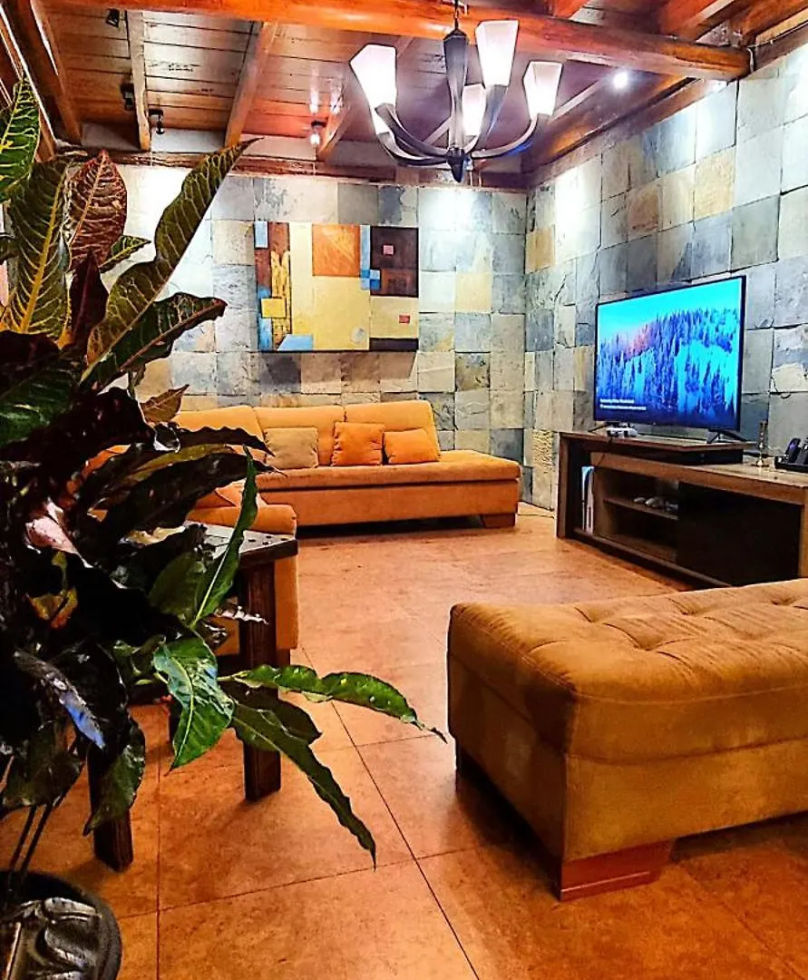 キトIlalo Chalet Houseアパートメント